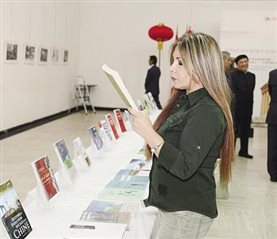 11月24日，在黎巴嫩首都贝鲁特的联合国教科文宫，一名来宾在中国优秀出版物展现场阅读展出的书籍。新华社记者 李良勇 摄